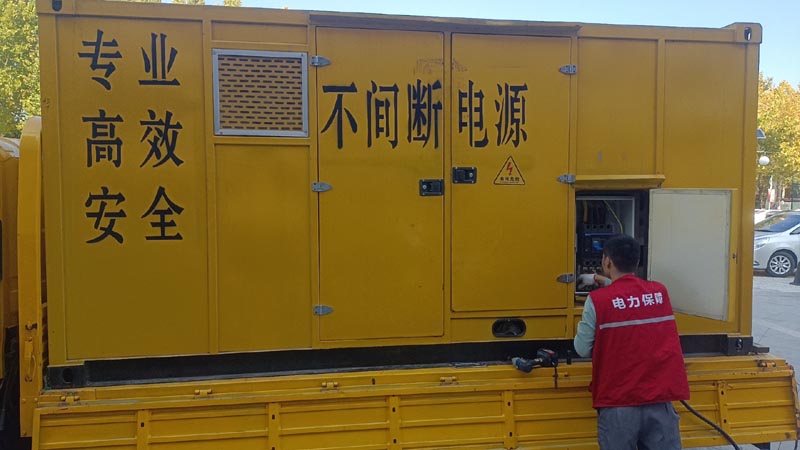 新安柴油发电机组和UPS电源配合使用时，如何避免切换过程中的电力中断？